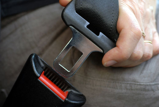 Sécurité routière - En voiture, boucler sa ceinture est un geste vital.  Avant de démarrer, vérifiez que tous les passagers sont bien attachés.
