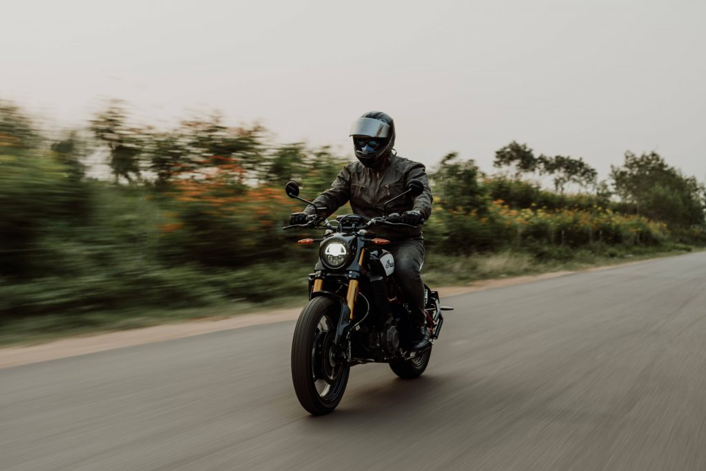 Conducteur de moto qui porte ses équipements de protection